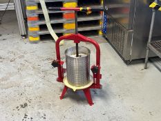 Cider and Juice Fruit Press, NO RESERVE