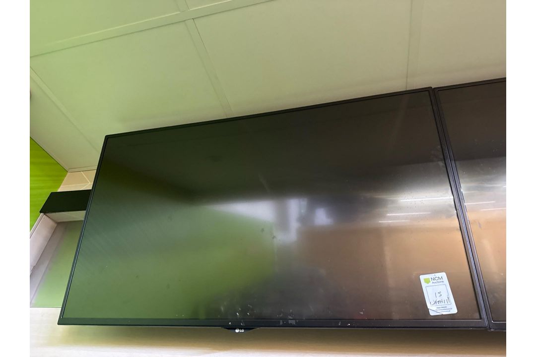47 inch LG TV - Image 1 of 3