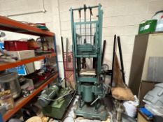 Udal 40 Tonne Mould Press