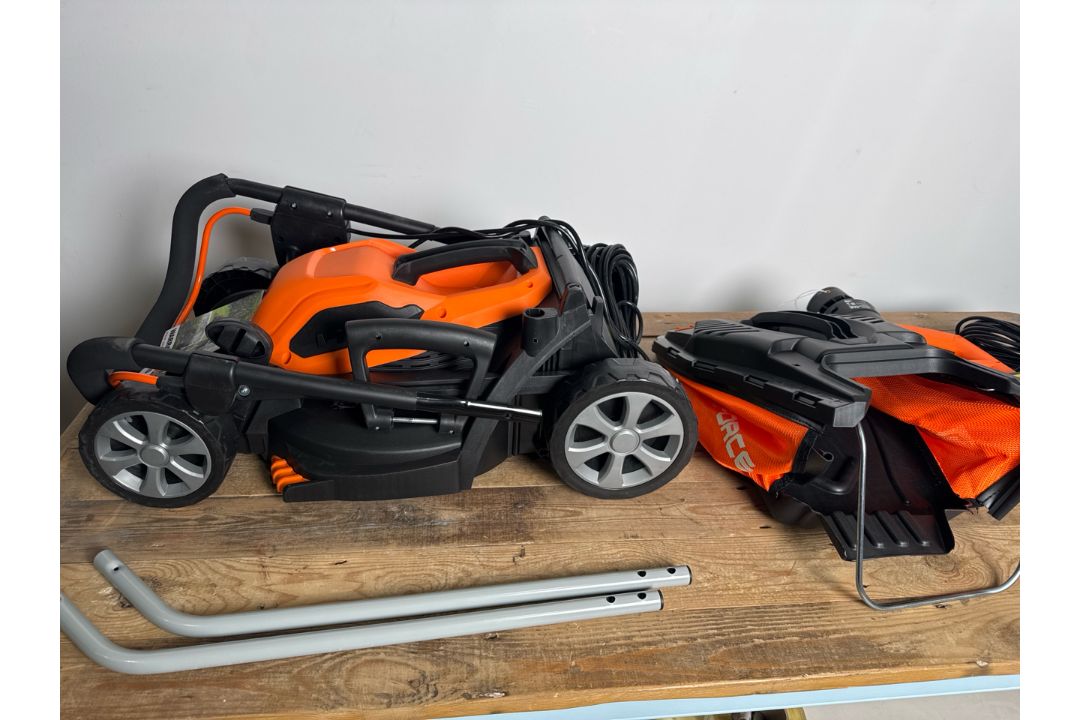 Yardforce EM U32 & ET U24 Lawnmower And Strimmer Set - Image 8 of 13