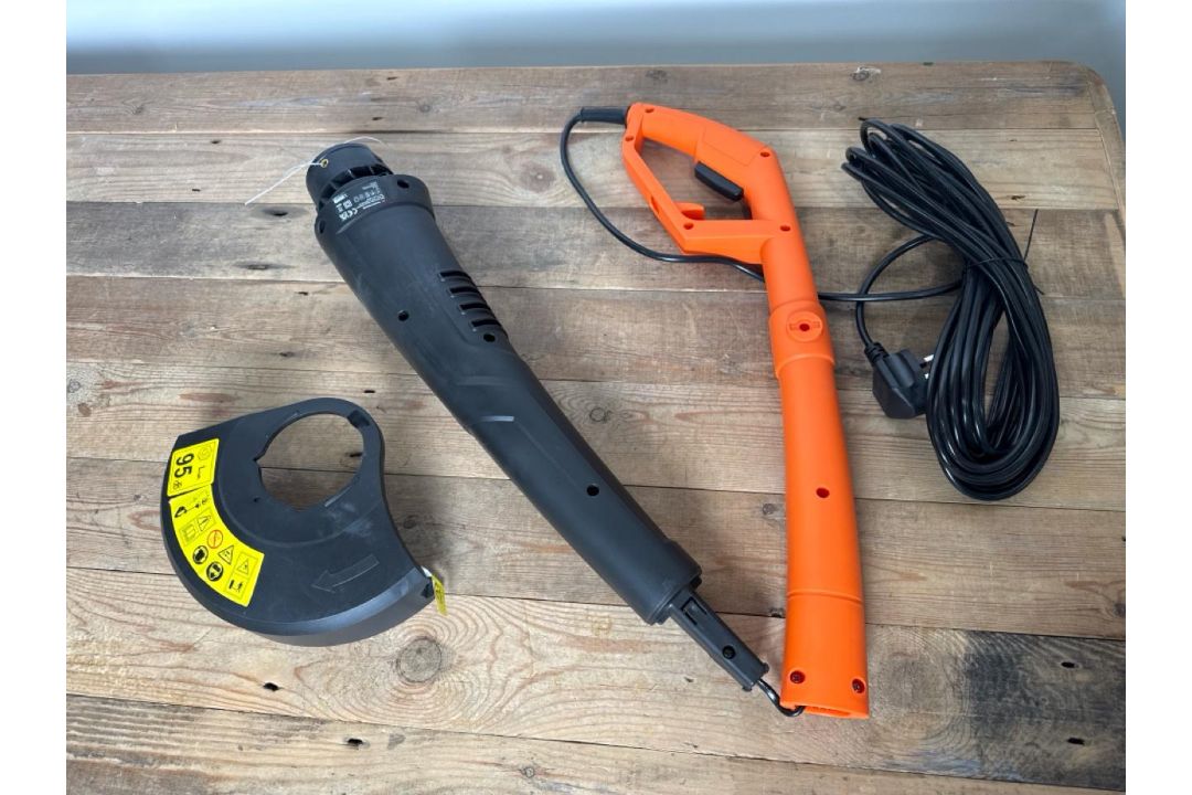 Yardforce EM U32 & ET U24 Lawnmower And Strimmer Set - Image 7 of 13