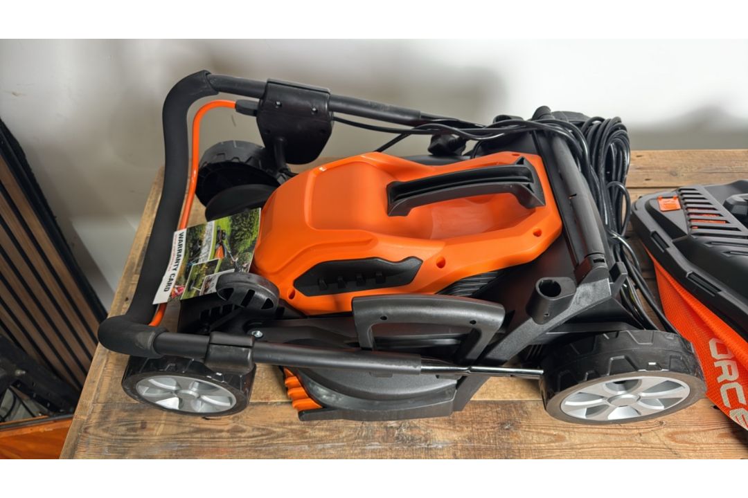 Yardforce EM U32 & ET U24 Lawnmower And Strimmer Set - Image 9 of 13