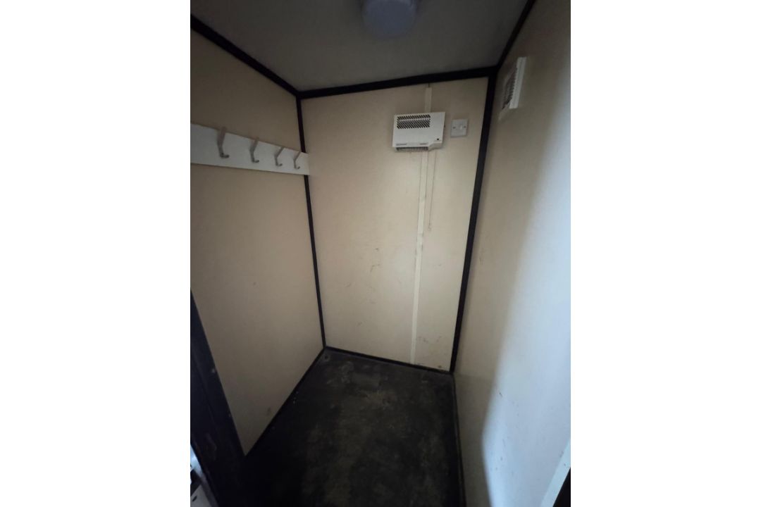26ft Static Welfare Cabin With Generator, Toilet, Canteen, Office - Image 13 of 16