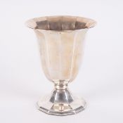 Hohe 12-kantige Pokal-Vase, 833er Silber, Niederlande, mehrfach gepunzt. Fuß beschwert, Brutto ca. 