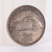 Medaille: "Fünf Millionen Volkswagen 1945 - 1961", 1000er Feinsilber, In Etui, ss/vz.