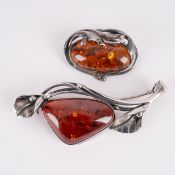 2 Broschen, Silber, Bernstein, Länge zwischen ca. 6,5 und 3 cm. Schöner Erhalt.