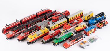 Umfangreiches LEGO - Konvolut, bestehend aus ca. 12 Loks und 8 Waggons, bespielt / ungeprüft, teilw
