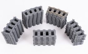 55-teiliges Konvolut LEGO-Schienen, verschiedener Erhalt, bestehend aus 10 Geraden und 45 gebogenen