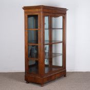 "KNUSSMANN in Mainz" No. 12686 - Dreiseitig verglaste Vitrine mit verspiegelter Rückwand, Nussbaum 