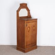 Antikes Beistellschränkchen, Jugendstil, wohl Darmstadt um 1900 / 20, Eiche massiv furniert, partie