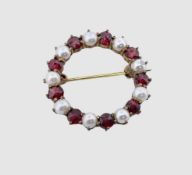 Runde Granat Brosche mit Perlen, Normgold sog. Viertelgold 250/- gest., Ø 2,7 cm, Gewicht 3,2 Gramm