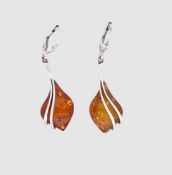 Paar moderne Silber Ohrhänger mit Bernsteinen, Fassung aus Sterlingsilber 925/- gest., Länge 4,2 cm
