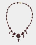 Antikes Granat Collier mit einem Federring Verschluss, ein Stein fehlt, Länge 41,0 cm, Gewicht 14,9