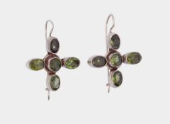 Paar Ohrringe mit Peridots, Sterlingsilber 925/- gest., Länge 2,7 cm, Gewicht 5,0 Gramm