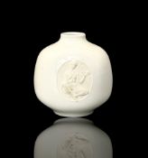 KPM Berlin, kleine weiße Porzellanvase mit Reliefmedaillon „Ceres“, unleserlich signiert am Boden