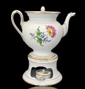 Meissen Teekanne mit Rechaud und Stövchen, Blumenmalerei und Goldstaffage