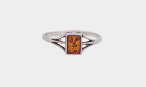 Schmaler Ring mit einem Bernstein, Silber 925/- gest., Ringgröße 56, Gewicht 1,3 Gramm