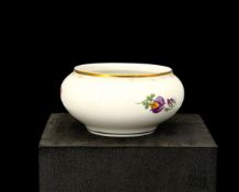 Meissen kleine runde Schale mit Blumenmalerei und Goldrand, 1. Wahl