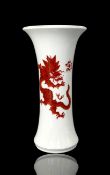 Meissen, schlanke Porzellanvase mit Dekor „Roter Drache“, 1. Wahl