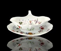Meissen, Sauciere mit festem Presentoir im Dekor „Indische Blumen- und Vogelmalerei“, 1. Wahl