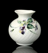Kleine Vase, Meissen, Dekor „Waldflora“ / Veilchenmalerei, 1. Wahl