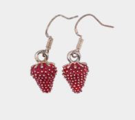 Paar Ohrhänger in Form von Erdbeeren, Sterlingsilber 925/- gest., Länge 2,9 cm, Gewicht 4,0 Gramm