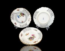 4 durchbrochene Porzellanteller mit Blumenmalerei, wohl Schlesische Porzellanfabrik Parowa-Tiefenfu