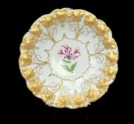 Prunkteller " Meissen " mit Weinlaubrelief und Blumenmalerei, 20. Jh.