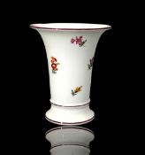 Meissen, trichterförmige Porzellanvase mit polychromer Blumenmalerei, 4. Wahl