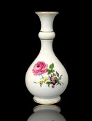 Meissen, balusterförmige Porzellanvase im Dekor „Blume 3“ mit Goldrand, 1. Wahl
