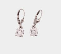 Paar Ohrringe mit klaren Steinen, Sterlingsilber 925/- gest., Länge 2,5 cm, Gewicht 2,8 Gramm
