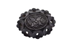 Trauerbrosche mit florales Dekor, defekt (gerissen), Nadelöse fehlt, 4 x 3,2 cm