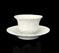 Meissen, Kaffeetasse mit Untertasse im Reliefdekor „Schwanenservice“