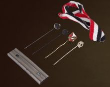 Lot Militaria : 3x Anstecknadeln ( Miniatur Abzeichen - Sturmabzeichen, Verwundetenabzeichen und Wi