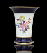 " Meissen "  Trompetenvase mit kobaltblauem Fond und Blumenmalerei, 20. Jh.