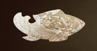 Große Steinskulptur in Form eines Fisches mit Inschrift, Maße: L. 34 cm × H. 15 cm