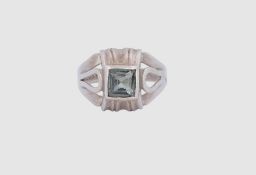 835er Silber Ring mit einem grünen Stein, Stein mit Tragespuren, Ringgröße 54, Gewicht 3,2 Gramm
