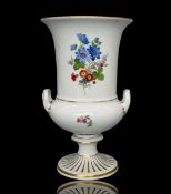 Meissen Amphorenvase mit Streublümchen, 1. Wahl