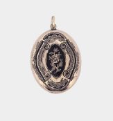 Altes Biedermeier Medaillon mit schwarzer Emaille, Alters- und Gebrauchsspuren, Länge 3,5 cm