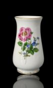 Meissen, kleine Porzellanvase mit Blumenmalerei