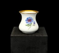 Meissen kleine Vase mit Blumenmalerei und Goldrand, 1. Wahl