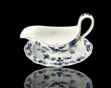 Meissen Sauciere mit fester Unterschale, Dekor Zwiebelmuster, 1. Wahl
