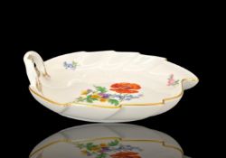 Meissen Blattschale mit Streublumenmalerei und Goldrand, 1. Wahl
