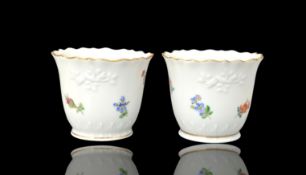 Paar Meissen Cachepots / Bechergefäße mit Streublümchen und Goldrand