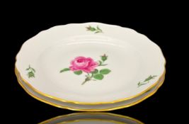 Meissen zwei Teller mit Rosenmalerei, Schwerter durchschliffen