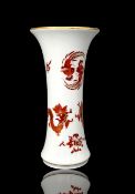 Meissen, schlanke Porzellanvase mit Dekor „Roter Drache“, 1. Wahl