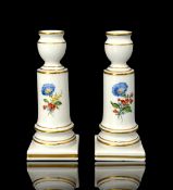 Paar Meissen Kerzenhalter mit Blumenmalerei und Goldstaffage, 1. Wahl