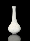 Meissen, schlanke Porzellanvase mit reliefiertem Blütendekor, 1. Wahl