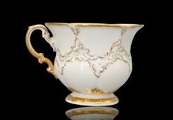 Meissen Kaffeetasse „B-Form“ mit reicher Goldstaffage