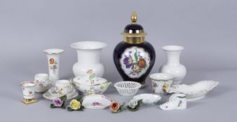 Konvolut Zierteile Weißer Scherben,